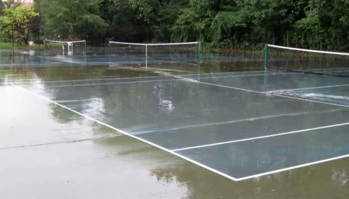 how to play pickleball in the rain